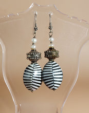 Load image into Gallery viewer, SILVER EARRINGS , ANTIQUE STYLE, HANDMADE, GENUINE TROPIC SEASHELL BLACK-WHITE
